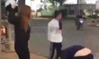 Hai nhóm nữ sinh dùng nón bảo hiểm để giải quyết mâu thuẫn. Ảnh: Cắt từ clip