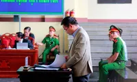 Điều tra viên Vũ Quang Hòa trả lời các câu hỏi của luật sư