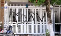 Cổng ngôi nhà ông Linh thường xuyên xuất hiện bị ai đó xịt sơn, bôi bẩn