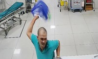 Ông Tú tấn công nhân viên y tế. Ảnh cắt từ clip. 