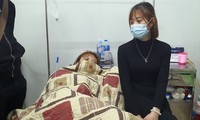 Một nạn nhân (trái) được người thân chăm sóc ở bệnh viện. Ảnh: Zing