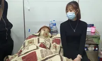 Một nạn nhân (trái) được người thân chăm sóc ở bệnh viện. Ảnh: Zing