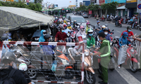 Sáng 1/6, khu vực trước các chốt kiểm soát người và phương tiện lưu thông ra/vào quận Gò Vấp, TPHCM ùn tắc nghiêm trọng.