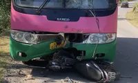 Hai bố con tử vong sau va chạm với xe buýt