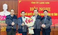 Ông Phùng Quang Hội (giữa) nhận hoa chúc mừng của Ban Nội chính Tỉnh ủy Lạng Sơn. Ảnh: Duy Chiến 