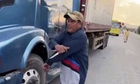 Tài xế rút dao tấn công CSGT vì bị dừng xe kiểm tra nồng độ cồn
