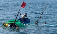 Tàu cá va chạm tàu hàng, 3 người chết và mất tích
