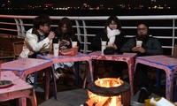 Người Hà Nội đốt lửa, che chắn gió trong đêm lạnh 12 độ C