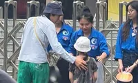 Nam sinh 'vất vả nhất kỳ thi lớp 10', đưa em gái đến điểm thi nhờ người trông hộ