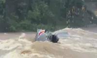 Mưa lớn làm sập nhà, cuốn trôi ô tô ở Quảng Trị