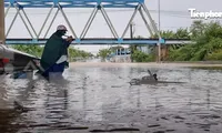 Nước sông ở Đà Nẵng dâng cao, tràn lên đường