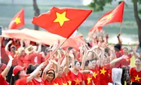Gần 1.000 người xếp hình bản đồ Việt Nam chào mừng Ngày Quốc tế Yoga