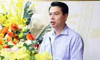 Ông Nghiêm Văn Hách (thứ 3 bên phải) nhận quyết định bổ nhiệm làm Bí thư Đảng ủy xã Tam Đa.