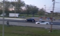 Ferrari 458 &apos;tỉ thí&apos; với xe điện Tesla: Xe nào sẽ thắng?