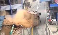 Xe chở gạch lật ngang, đè chết hai người