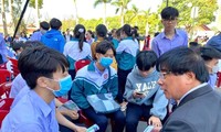 PGS.TS Đỗ Văn Dũng (ngoài cùng bên phải) đang tư vấn tuyển sinh cho thí sinh.