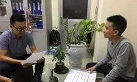 Việt được các cán bộ, chuyên viên phòng Công tác sinh viên hướng dẫn thủ tục nhập học rất chu đáo. Ảnh: Nghiêm Huê 