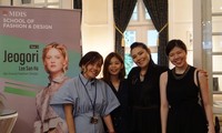 Nhựa tái chế lên sàn diễn thời trang