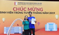 Tân sinh viên nhận học bổng chia sẻ niềm vui nhận học bổng với người thân