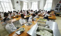 Xúc động với trải nghiệm bữa ăn bóng tối của học sinh