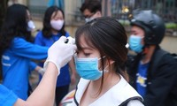 Sinh viên được kiểm tra thân nhiệt khi quay lại trường học