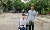 Tranh thủ thời gian, sáng nay, Ngô Văn Hiếu đến trường Đại học Bách khoa Hà Nội dự khai giảng năm học mới cùng Nguyễn Tất Minh. Ảnh N.H