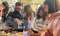 Hào hứng với sản phẩm khởi nghiệp của học sinh. Ảnh Hà Linh