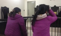Hai bị cáo tại tòa.