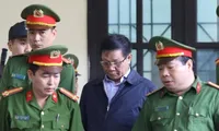 Bị cáo Phan Văn Vĩnh liên tục phải nhờ trợ giúp của y tế trong quá trình xét xử.