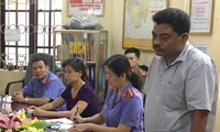 Công an đọc lệnh khởi tố với các bị can.