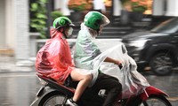 Miền Bắc mưa dông, miền Trung nắng nóng gay gắt