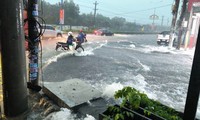 Mưa lớn gây nhiều thiệt hại, một người nghi bị nước cuốn mất tích