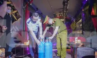 Công an quận Hoàn Kiếm (Hà Nội) và Đội Quản lý thị trường số 2 (Cục Quản lý thị trường TP Hà Nội) kiểm tra quán bar Hybra Ultra Lounge.