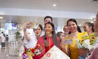Người hâm mộ đón, giao lưu với cầu thủ Huỳnh Như, đội trưởng đội tuyển bóng đá nữ Việt Nam tại Sân bay Nội Bài.