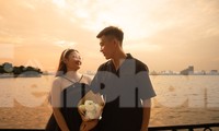 Đôi bạn trẻ chụp ảnh check-in tại một cung đường ven hồ Tây.