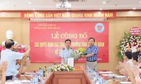 Tổng cục trưởng Nguyễn Văn Cẩn trao quyết định cho ông Nguyễn Duy Ngọc