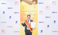 Ông Đoàn Quang Vinh - Phó Giám Đốc Trung Tâm Phát Triển Dịch vụ Thoại Đám Mây đại diện nhận Danh hiệu Sao khuê cho FPT Oncall