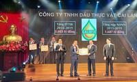 Bộ trưởng Bộ Tài chính Đinh Tiến Dũng và Tổng cục trưởng Tổng cục Thuế trao bằng khen cho 30 doanh nghiệp nộp thuế tiêu biểu. Ảnh: Tuấn Nguyễn