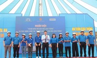 Trong khuôn khổ chương trình, Honda Việt Nam trao tặng 500 mũ bảo hiểm cho các đoàn viên, thanh niên tỉnh Đồng Nai