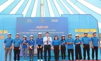 Trong khuôn khổ chương trình, Honda Việt Nam trao tặng 500 mũ bảo hiểm cho các đoàn viên, thanh niên tỉnh Đồng Nai