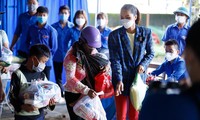 Hoa hậu Hoàn vũ Việt Nam năm 2017 H'Hen Niê tặng quà bà con khó khăn huyện M'Drắk