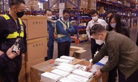 Lực lượng chức năng kiểm tra lô hàng vi phạm