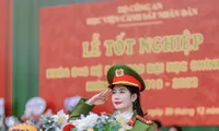&apos;Bông hồng thép&apos; xứ Huế đạt danh hiệu thủ khoa của Học viện Cảnh sát Nhân dân