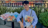 Nam sinh GenZ khởi nghiệp từ hoa kẽm nhung thu về hàng trăm triệu đồng vào tháng Tết