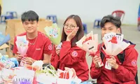 Ngày 8/3 thêm ý nghĩa khi sinh viên bán hoa gây quỹ từ thiện