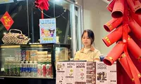 Sinh viên chọn làm thêm ngày Tết để nhân ba thu nhập