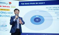 Nhà báo Nguyễn Tuấn Anh ký tặng sách, truyền cảm hứng &apos;khác biệt&apos; cho gần 1000 sinh viên 