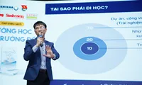 Nhà báo Nguyễn Tuấn Anh ký tặng sách, truyền cảm hứng &apos;khác biệt&apos; cho gần 1000 sinh viên 