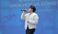 Sĩ tử &apos;say đắm&apos; giọng ca &apos;Tình cờ yêu em&apos; tại Ngày hội tuyển sinh khối các ngành Khoa học và Công nghệ