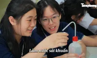 Sĩ tử say mê thí nghiệm khoa học tại Ngày hội tuyển sinh khối các ngành Khoa học và Công nghệ